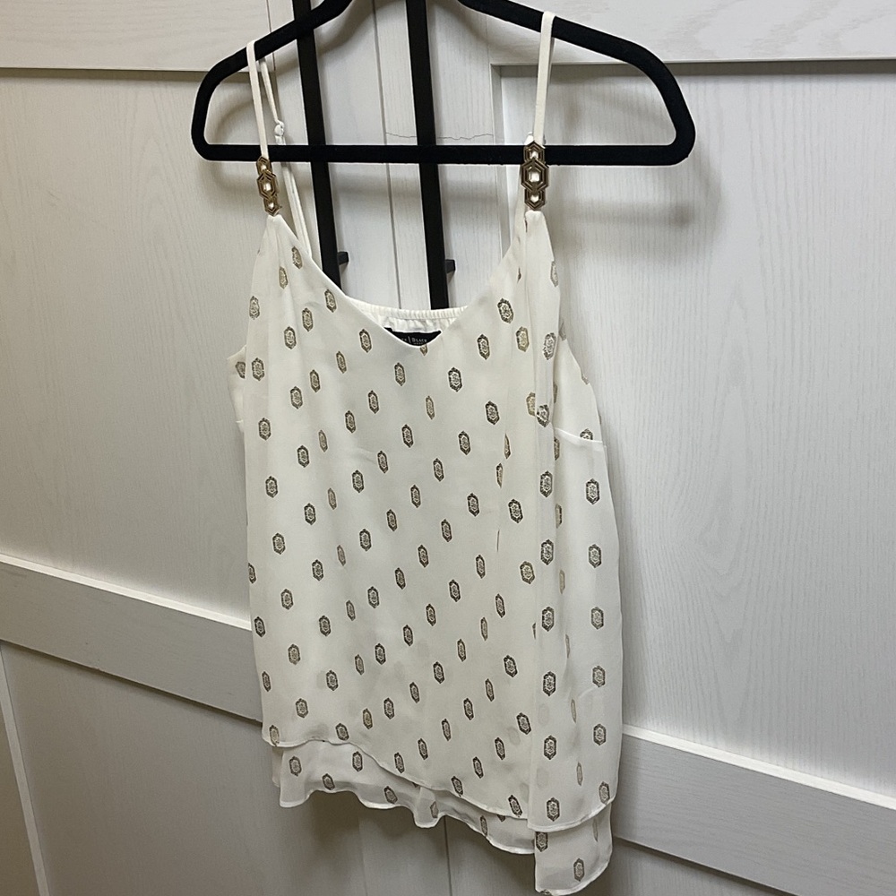 Elegant White Sleeveless Top with Pattern